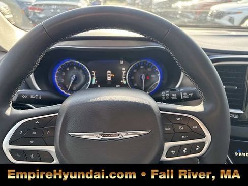 Used 2023 Chrysler Pacifica Touring-L image 27