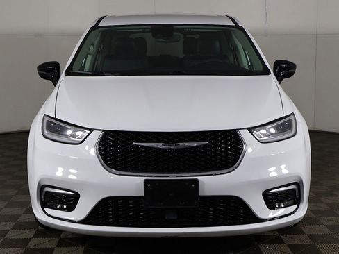 Used 2024 Chrysler Pacifica Touring-L FWD image 12