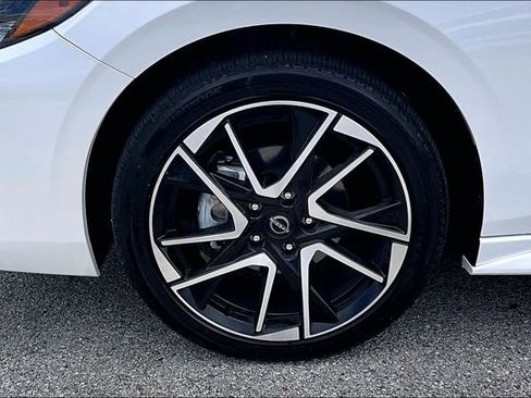 Certified 2025 Nissan Sentra SR w/ Lighting Package FWD image 33