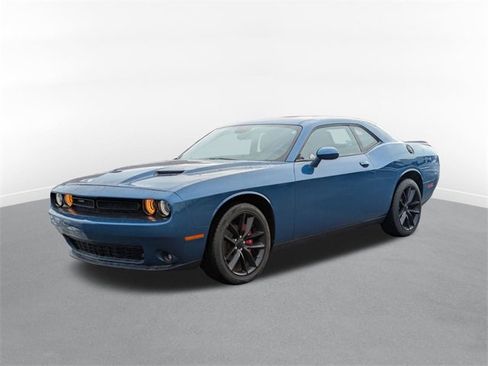 Used 2022 Dodge Challenger SXT w/ Driver Convenience Group image 5