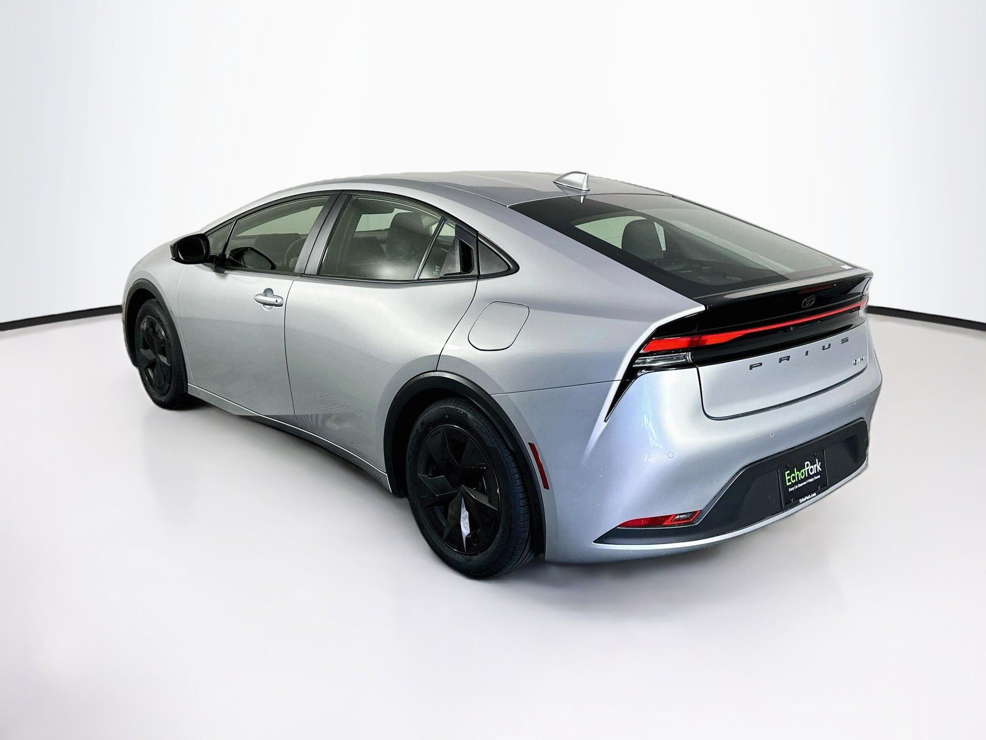 Used 2025 Toyota Prius LE FWD image 5