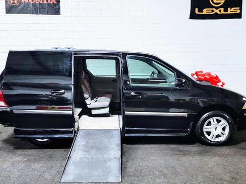 Used 2003 Ford Windstar SE image 2