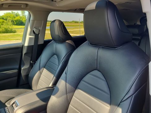 Used 2022 Toyota Highlander XLE AWD/4WD image 16