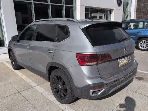 Certified 2022 Volkswagen Taos SE image 3