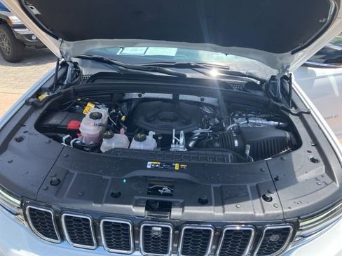 Used 2023 Jeep Grand Cherokee Overland w/ Advanced Protech Group III AWD/4WD image 34