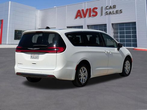 Used 2024 Chrysler Pacifica Touring-L image 6