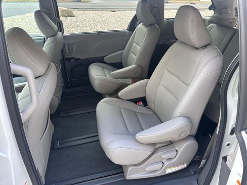 Used 2020 Toyota Sienna XLE Premium w/ Carpet Mat Package image 10