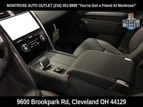 Used 2024 Land Rover Discovery Dynamic SE AWD/4WD image 16