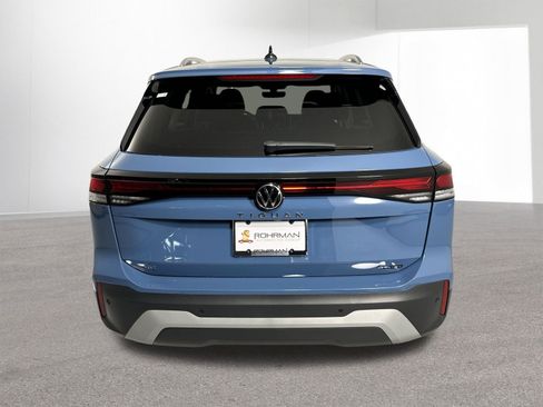 Used 2025 Volkswagen Tiguan SE image 32