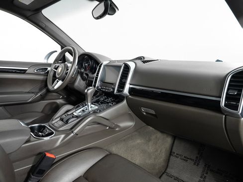 Used 2018 Porsche Cayenne Platinum Edition w/ Premium Package image 25