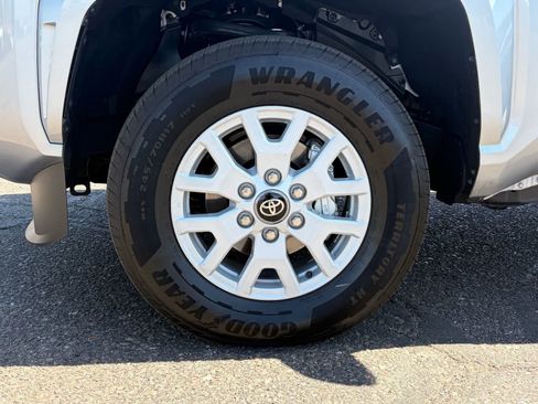 Certified 2025 Toyota Tacoma SR5 AWD/4WD image 9