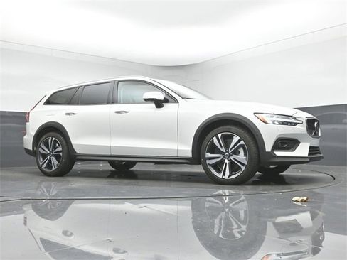 Used 2024 Volvo V60 B5 Cross Country Plus image 37