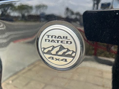 Used 2020 Jeep Gladiator Overland AWD/4WD image 6