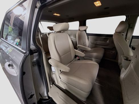 Used 2019 Kia Sedona L FWD image 25