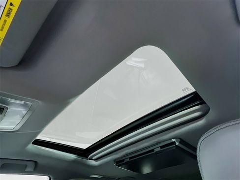 Used 2018 Toyota Highlander XLE w/ Carpet Mat Package (TMS) image 19