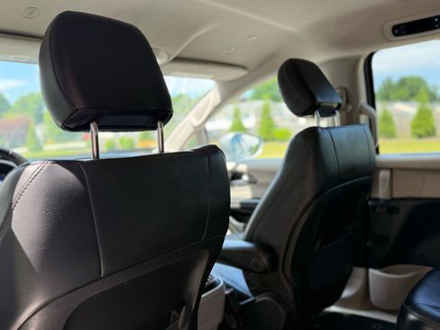 Used 2020 Chrysler Pacifica Touring-L FWD image 23
