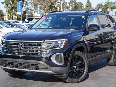 Used 2025 Volkswagen Atlas SE w/ Panoramic Sunroof Package FWD image 1