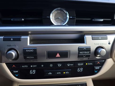 Used 2013 Lexus ES 350 w/ Luxury Pkg image 24