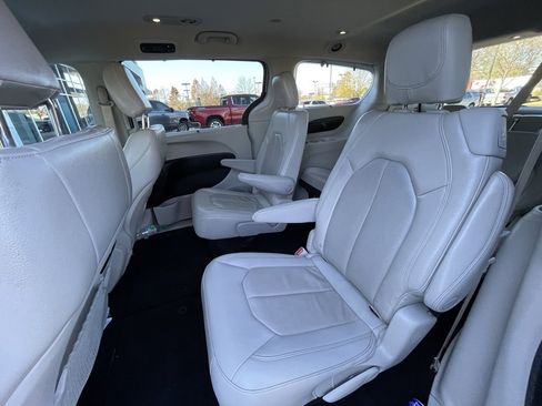 Used 2021 Chrysler Pacifica Touring-L image 27
