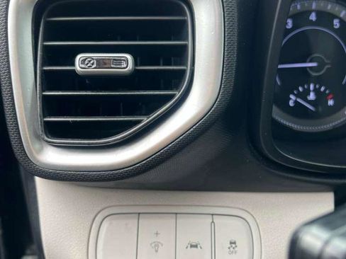 Used 2020 Hyundai Venue SEL image 29