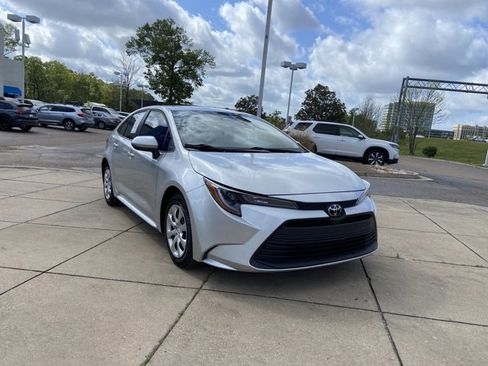 Used 2025 Toyota Corolla LE image 2