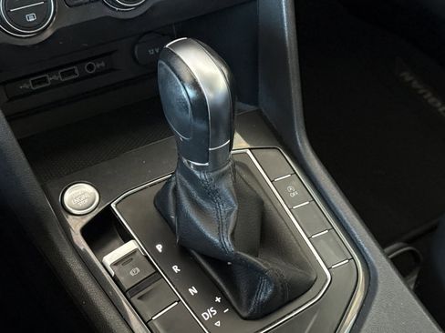 Used 2018 Volkswagen Tiguan SE w/ Panoramic Sunroof Package FWD image 22