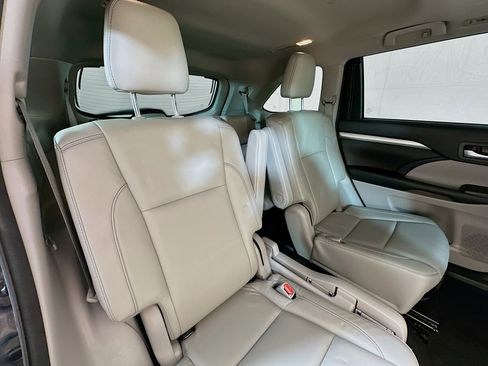 Used 2018 Toyota Highlander XLE image 27