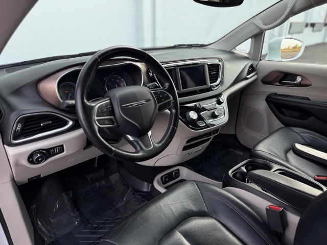 Used 2019 Chrysler Pacifica Touring-L FWD image 10