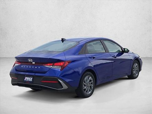 Used 2024 Hyundai Elantra SEL FWD image 5