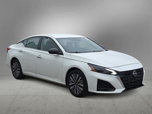 Used 2025 Nissan Altima 2.5 SV FWD image 2