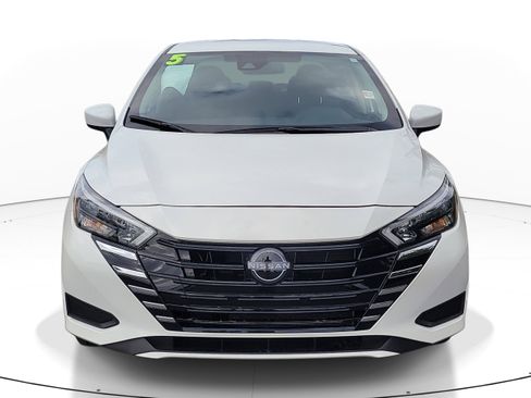 Used 2025 Nissan Versa SV image 2