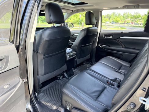 Used 2019 Toyota Highlander XLE AWD/4WD image 33