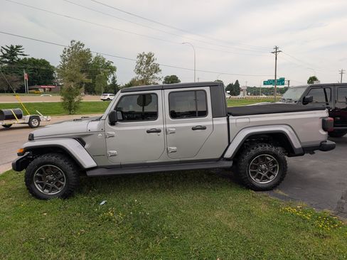 Used 2020 Jeep Gladiator Overland w/ Dual Top Group AWD/4WD image 5