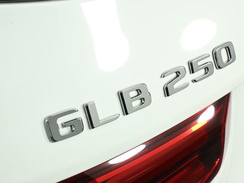 Used 2025 Mercedes-Benz GLB 250 image 28