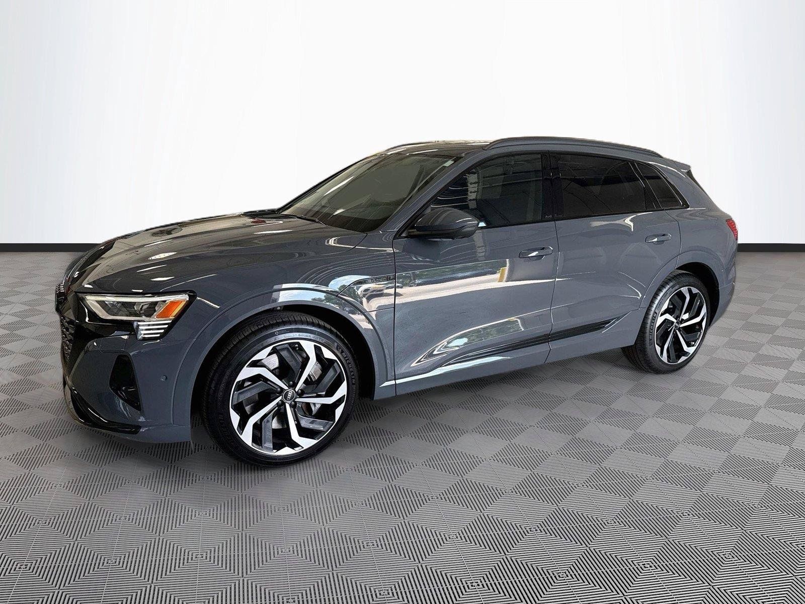 Certified 2024 Audi Q8 e-tron Premium Plus w/ Premium Plus Package AWD/4WD image 3