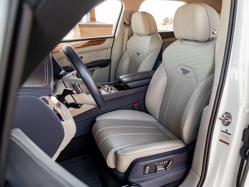 Used 2024 Bentley Bentayga AWD/4WD image 16