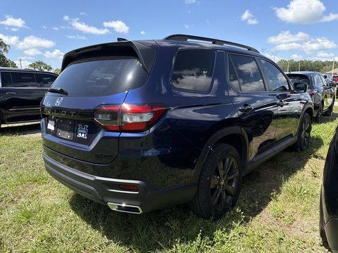 Used 2025 Honda Pilot Sport image 9