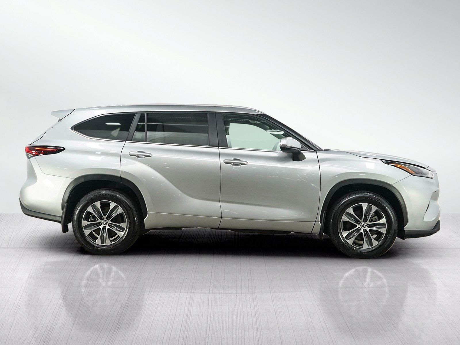 Used 2025 Toyota Highlander XLE AWD/4WD image 6