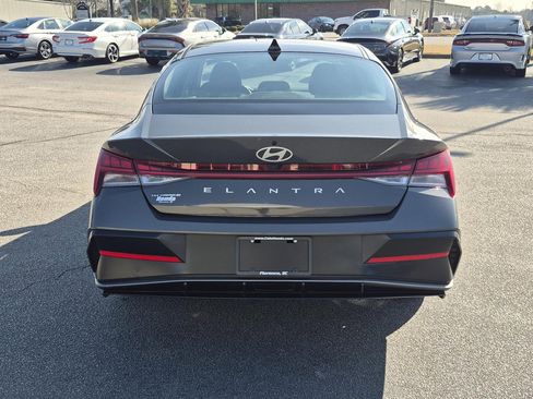 Used 2025 Hyundai Elantra SEL image 3
