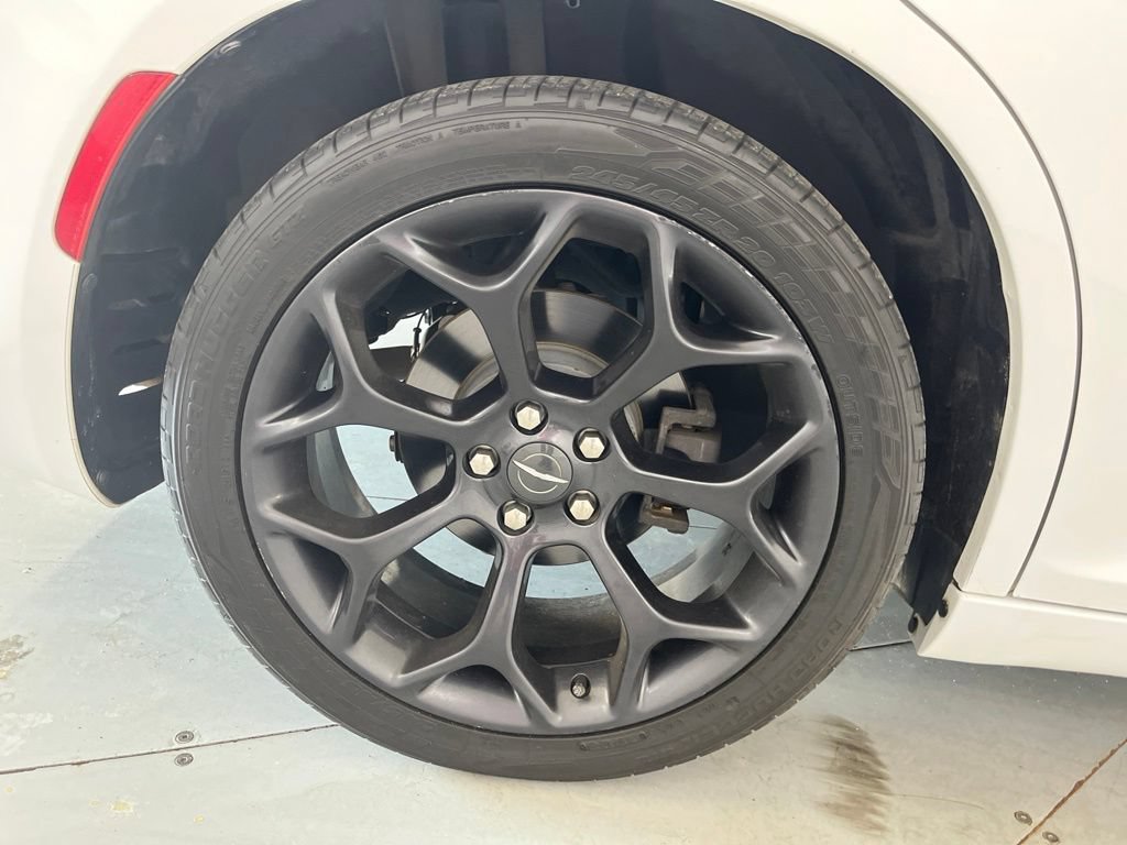 Used 2019 Chrysler 300 S w/ 300S Premium Group 2 RWD image 16