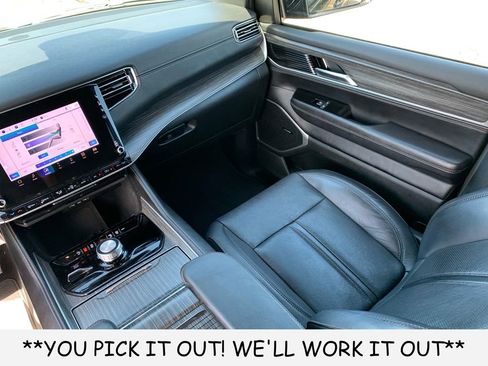 Used 2024 Jeep Wagoneer L Series II w/ Flexible Seating Group AWD/4WD image 28