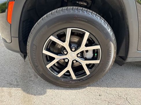 Used 2024 Jeep Grand Cherokee Limited image 10