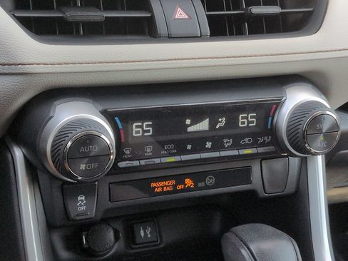 Used 2019 Toyota RAV4 XLE FWD image 26