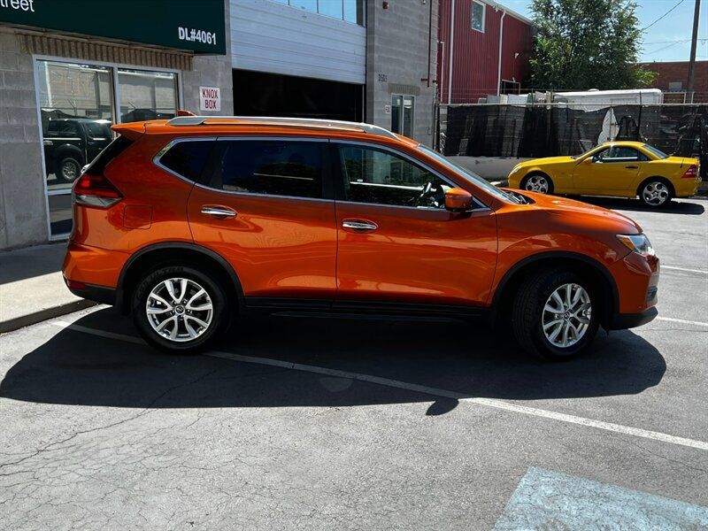 Used 2017 Nissan Rogue SV AWD/4WD image 8