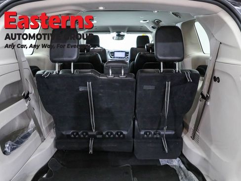 Used 2023 Chrysler Pacifica Touring-L image 9