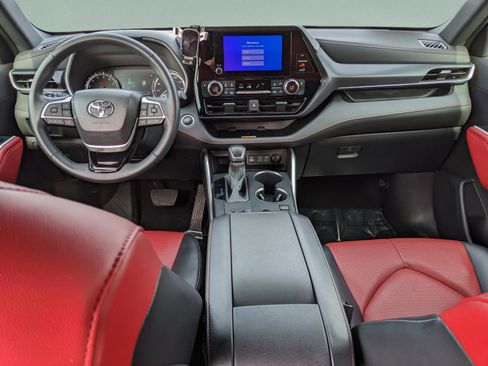 Used 2024 Toyota Highlander LE image 11