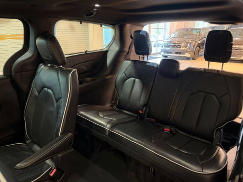 Used 2025 Chrysler Pacifica Limited FWD image 31
