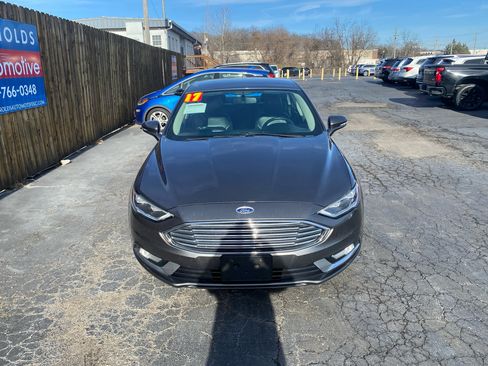Used 2017 Ford Fusion SE w/ Fusion SE Technology Package image 2
