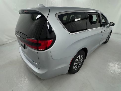 Used 2022 Chrysler Pacifica Touring-L FWD image 3