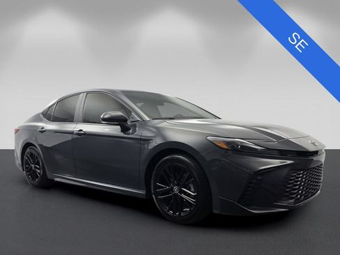 Used 2025 Toyota Camry SE FWD image 1